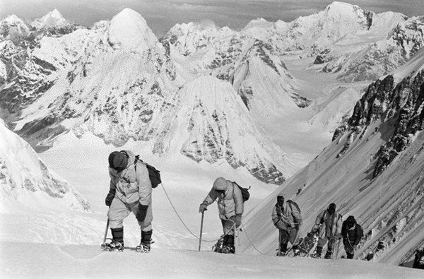 △1960年5月，中國登山隊(duì)隊(duì)員在海拔7150米的冰雪坡上行進(jìn)。