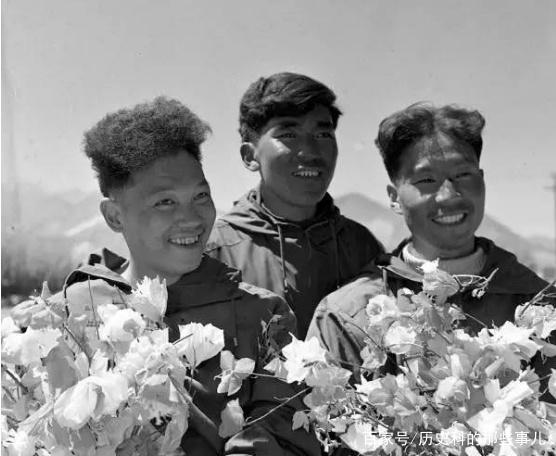 △1960年5月25日凌晨4點(diǎn)20分，中國登山隊(duì)隊(duì)員成功登上珠穆朗瑪峰。（右起）王富洲、貢布（藏族）和屈銀華。